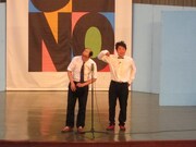 グーとパー。あまりのハゲぶりに会場の男性たちも爆笑。