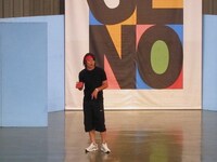 狩野英孝。卓球のラケットを持ち、試合後後輩たちにある事で詰め寄る。