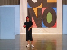 狩野英孝。卓球のラケットを持ち、試合後後輩たちにある事で詰め寄る。