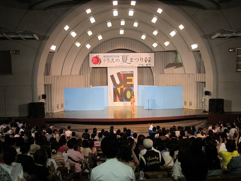 東京・上野恩賜公園水上音楽堂にて行われたマセキ芸能社のお笑いライブ「真夏の笑フェス2011」。この日1番の盛り上がりとなったいとうあさこのステージ。途中苦しそうな表情を見せながらも全力でネタをやりきった。