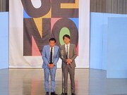 トリを飾ったナイツ。学生時代に好きだった歌を歌う塙。なかなか止まらない塙の歌に、土屋は「これ去年もやったな！」とツッコミ。