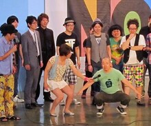 4時間以上にわたるライブの締めくくったルシファー吉岡のイチオシギャグ「ズドン！」。マイクフォローはカトゥー直也。