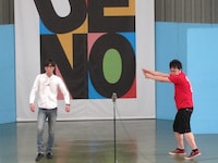 野球ネタを披露したモグライダー。