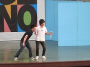 個性的なコントを披露したハンカチーフ。