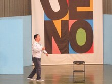 与座よしあき。「ピンでこのライブに出るのは初めて」と、動きにキレのある1人コントを披露。