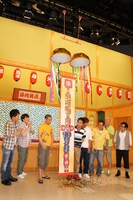 会見の最後には「DVD10万枚突破」記念のくす玉が割られた。