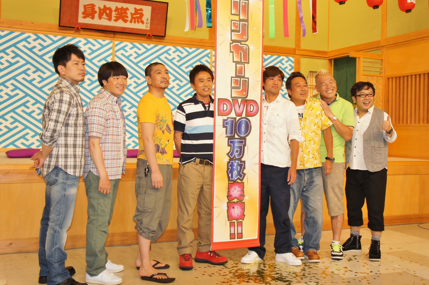 「リンカーン」番組DVD10万枚突破記念の記者会見に出席した、雨上がり決死隊、ダウンタウン、さまぁ～ず、キャイ～ン（左から）。