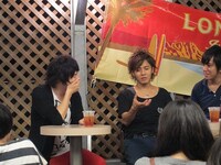 デンペーと福田は木村拓哉主演ドラマの話で大盛り上がり。理解できない伊藤はドラマの話をふられると「『ひとつ屋根の下』は俺からすると大家族って感じじゃなかったしなぁ」とコメントし、福田に「あれは大家族の話じゃない」とツッコまれた。