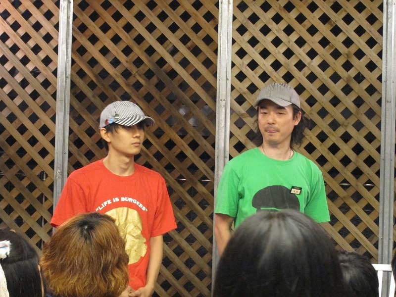 同店の店長（右）はコンマ二センチ堀内と同級生だそう。