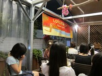 なぜか外に向かって「H-1獲ったどー！」と叫ぶ流れになり、巻き込まれてしまった小林。「コバやで！ H-1獲ったコバやで！」と大声で叫んだ。