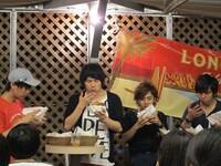 東京・J.S.BURGERS CAFE新宿店にて行われた、住みます芸人東京都担当のLLRによる「YNN（よしもとネタネットワーク）」初の公開生配信。ゲストにサカイスト・デンペーとライパッチ小林も登場。