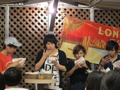 東京・J.S.BURGERS CAFE新宿店にて行われた、住みます芸人東京都担当のLLRによる「YNN（よしもとネタネットワーク）」初の公開生配信。ゲストにサカイスト・デンペーとライパッチ小林も登場。