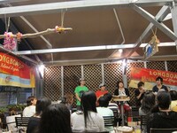 「ハワイ・フェア」開催中の同店では店内の飾りつけもハワイ風に。