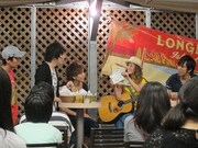 2回目の登場となる加賀谷はつみは、現在各県でCD100枚販売、メルマガ会員200人ゲットというノルマを果たしつつ北上中。路上ライブを行っているということで、各県による反応の違いなども語った。