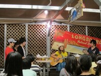 加賀屋は自身の歌「会いたいよ」を披露。