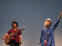 吉田山田。山田はその服装から「近所のおばちゃんに『今日お祭りあったのね～』と言われました」と語った。