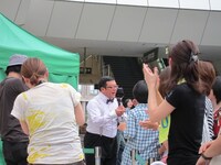 観客のスペースに行き「いい曲でしょ」と言ってまわるチャンカワイ。偶然つかまえたおじさんとテンポのよい掛け合いを繰り広げた。