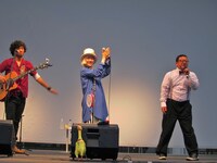 神奈川・ラゾーナ川崎プラザにて行われたミュージシャン吉田山田の「約束のマーチ」リリース記念フリーイベントに登場したWエンジン・チャンカワイ。