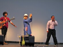 神奈川・ラゾーナ川崎プラザにて行われたミュージシャン吉田山田の「約束のマーチ」リリース記念フリーイベントに登場したWエンジン・チャンカワイ。