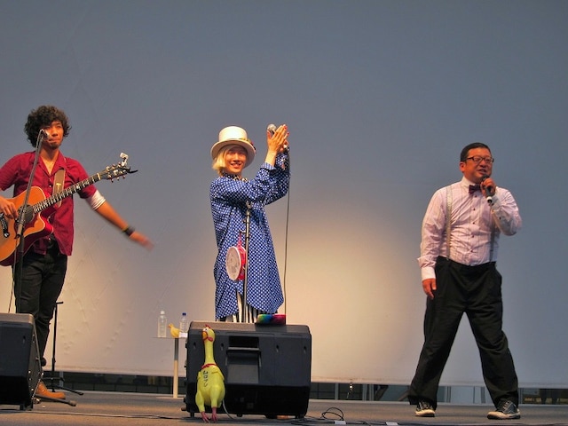 神奈川・ラゾーナ川崎プラザにて行われたミュージシャン吉田山田の「約束のマーチ」リリース記念フリーイベントに登場したWエンジン・チャンカワイ。