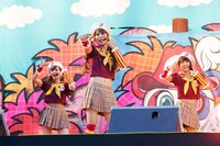 新曲「コクリマクリスティ」を披露したオンナラブリー。(c)テレビ東京