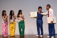 ドライブデート案として「栃木ドライブ」を提案するU字工事・福田（右から2人目）。