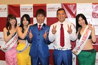 フォトセッションに応じるU字工事とお宝車検ガールズ。