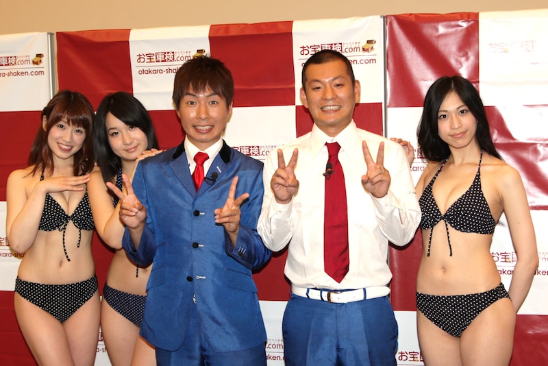 車検クーポン販売サイト「お宝車検.com」のキャンペーンキャラクターを務めるU字工事と「お宝車検ガールズ」の美月あかり（左端）、桐山瑠衣（左から2人目）、立花実来（右端）。