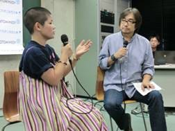 住みます芸人・山形担当の三浦友加が参加した、山形・東北芸術工科大学オープンキャンパスの「企画構想学科の体験ワークショップ」。(c)吉本興業