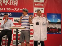 思い出の品でレッドが持参したユニフォーム。ゴルゴがユニフォームの匂いをかいだり、着てみせたりとはしゃぐ姿も。