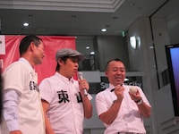 撮影でボールをカメラマンから求められたところ、会場の少年が持っていたボールを差し出した。このボールには、撮影後に桑田とTIMがサインした。