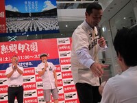 取材に訪れた記者からもボールが。ゴルゴが「夢は？」と聞くと「甲子園！」と答えていた。