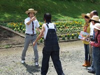 「あっちむいてホイ対決」を繰り広げるキングコング。(c)STV