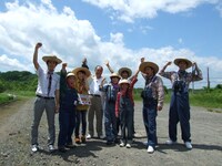 「理科する大冒険！～夏の北海道自由研究ツアー!!～」の出演者一同。(c)STV