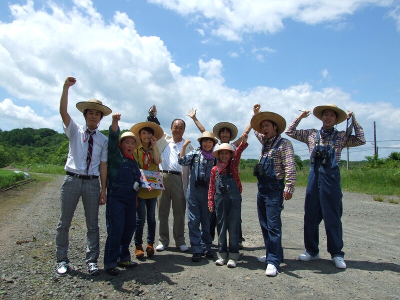 「理科する大冒険！～夏の北海道自由研究ツアー!!～」の出演者一同。(c)STV