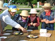 特別講師として授業を行うさかなクン（左端）。(c)STV