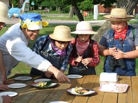 特別講師として授業を行うさかなクン（左端）。(c)STV