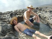 「砂湯」に浸かるはんにゃ。(c)STV