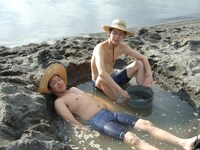 「砂湯」に浸かるはんにゃ。(c)STV