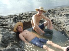 「砂湯」に浸かるはんにゃ。(c)STV