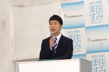 会見で司会を務めた藤井隆。