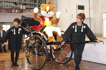 「犬山観光特使見習い」に就任したサムタイムズ。犬山市のキャラクター・わん丸君が乗った人力車を引いて登場した。