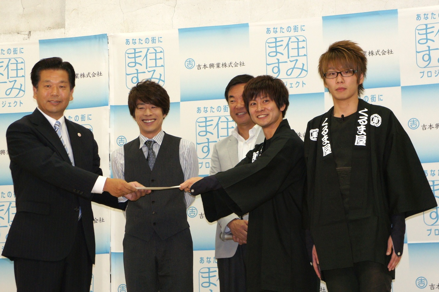 犬山市長から「犬山観光特使見習い」任命状を受け取るサムタイムズ（右）。