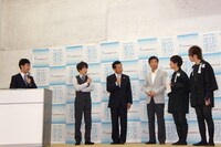 会見の一場面。