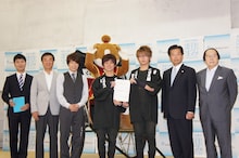 「あなたの街に“住みます”プロジェクト 第1期募集締切報告および第1弾プロジェクト発表会見」に登場した、（左から）藤井隆、前神奈川県知事・松沢しげふみ、ロンドンブーツ1号2号・田村淳、サムタイムズ、愛知県犬山市長・田中志典、吉本興業株式会社 代表取締役会長・吉野伊佐男。