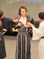 胸毛があるかどうかの話をする出演者たち。