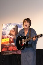 映画「赤い珊瑚礁 オープン・ウォーター」公開記念イベントに、応援団長として登壇したAMEMIYA。