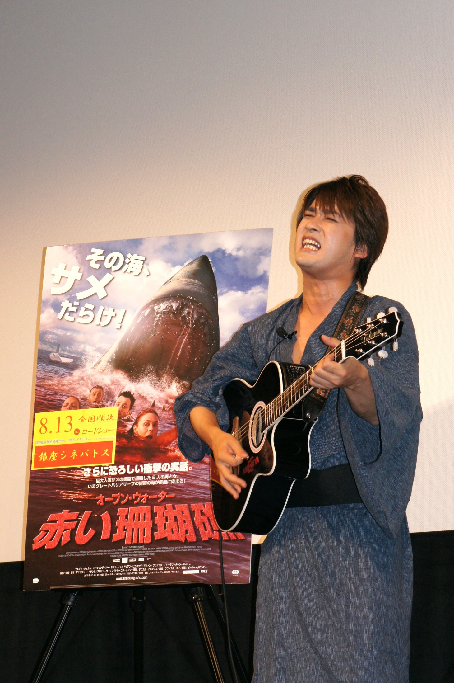 フォトセッションの最中も歌い続けていたAMEMIYA。