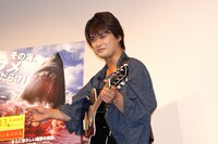 カメラマンからリクエストされた「真顔で」という注文に応じるAMEMIYA。