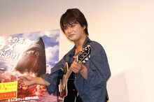 カメラマンからリクエストされた「真顔で」という注文に応じるAMEMIYA。